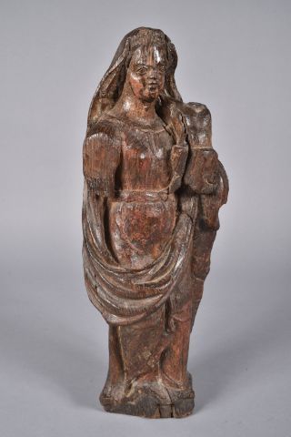 null Statue de Vierge à l'Enfant en bois avec traces de polychromie. XVIIe siècle....