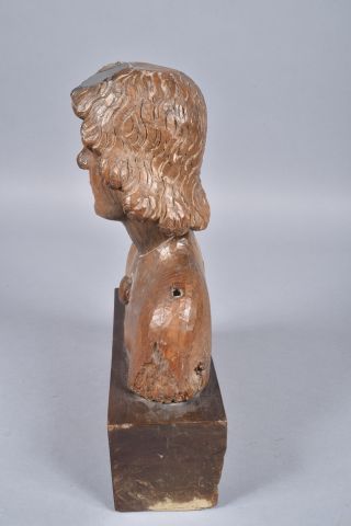 null Chef reliquaire en bois naturel sculpté représentant un Saint en buste reposant...