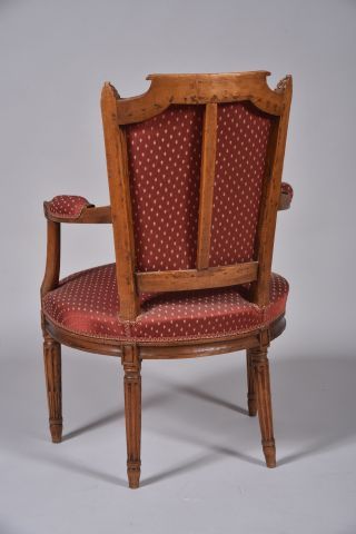 null Suite de quatre fauteuils cabriolets Louis XVI en bois naturel mouluré rudenté,...