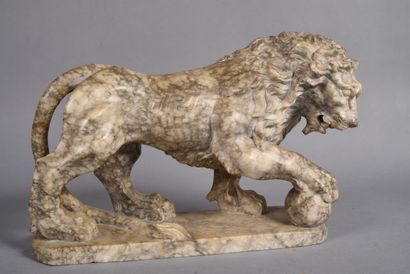 null Sujet en marbre blanc veiné figurant le Lion à la sphère dit Lion Albani ou...