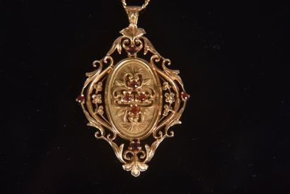 null Chaine en or jaune avec un pendentif serti de petites pierres rouges (Pds brut...