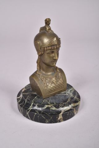 null Buste d'Athéna en bronze doré coiffée d'un casque surmontée d'une sphinge reposant...