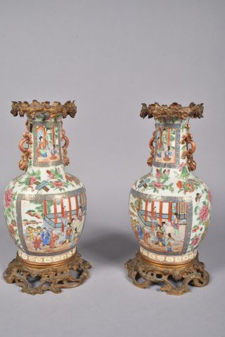 null Paire de vases en porcelaine de Canton à fond céladon à décor en réserves de...
