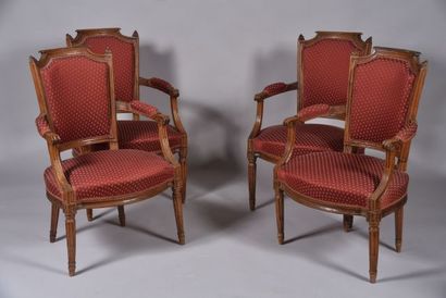null Suite de quatre fauteuils cabriolets Louis XVI en bois naturel mouluré rudenté,...