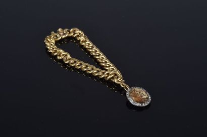 null Bracelet en or jaune à maille gourmette à décor d’un pendentif en or jaune centré...