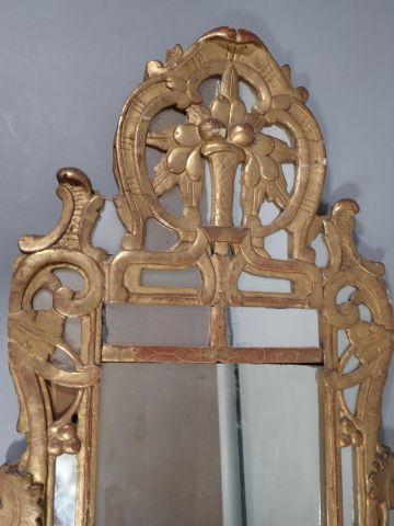 null Miroir à parecloses dit de Beaucaire en bois sculpté et doré. Riche ornementation...