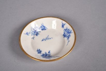 null SEVRES. Sous-tasse en porcelaine tendre à décor blanc bleu de motifs floraux...