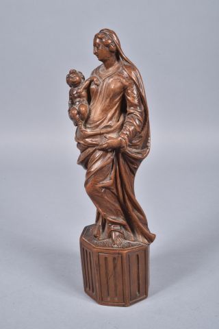 null Vierge à l’enfant en buis sculpté, elle repose sur un socle octogonal à décor...