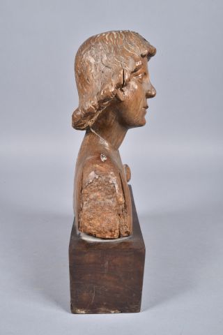 null Chef reliquaire en bois naturel sculpté représentant un Saint en buste reposant...
