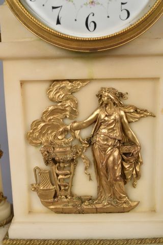 null Pendule en marbre blanc et bronze doré amatià décor central en bronze doré à...