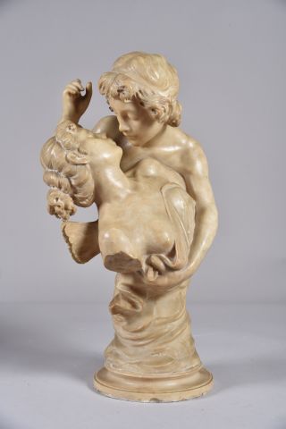 null J. GIOVANNINI (XIXe - XXe siècle). Grand groupe sculpté en albâtre en ronde-bosse...