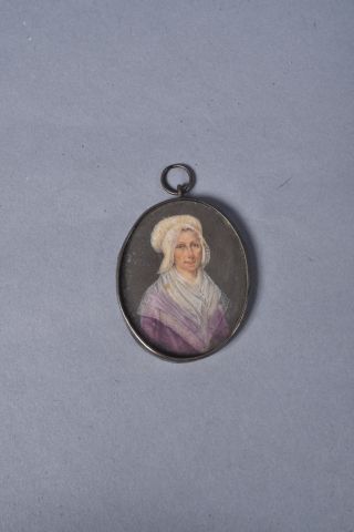 null Ecole française vers 1800. Miniature représentant une femme en buste à la coiffe...