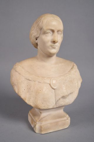 null Ecole française du XIXe siècle. "Portrait en buste d'une femme". Sujet en marbre...