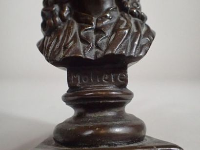 null Buste de Molière en bronze à patine brune, reposant sur un piédouche sur une...