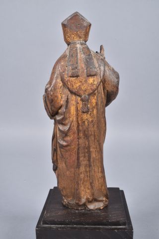 null Statuette en bois et polychromie représentant un évêque debout sur une base...