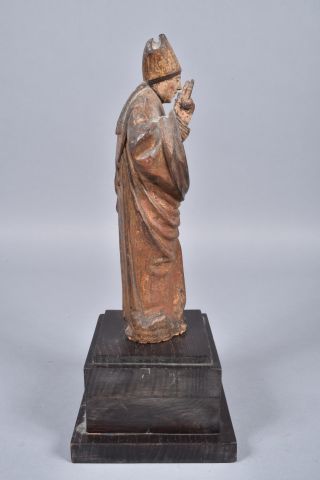 null Statuette en bois et polychromie représentant un évêque debout sur une base...