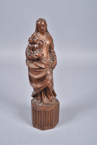 null Vierge à l’enfant en buis sculpté, elle repose sur un socle octogonal à décor...