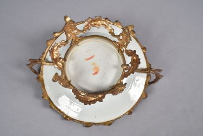null Plat en porcelaine Imari polychrome, monture en bronze doré. Fin du XIXème siècle		....