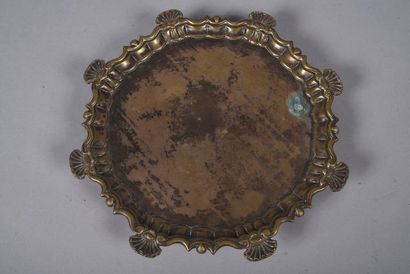 null Plat circulaire en bronze anciennement argenté, la lèvre à motifs arbalète alternant...