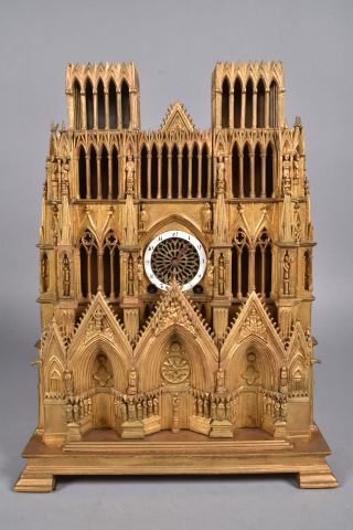 null Pendule dite "à la cathédrale de Reims" en bois doré, le cadran annelé émaillé...