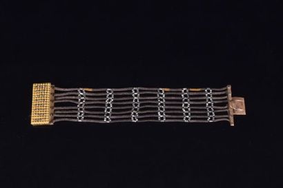 null Bracelet en coton, acier poli et pomponne. Vers 1820. (Long. : 17,5 cm - Largeur...