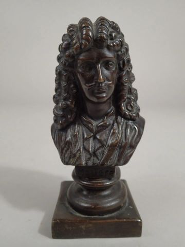 null Buste de Molière en bronze à patine brune, reposant sur un piédouche sur une...