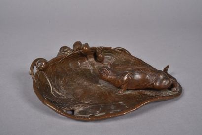 null Louis-Théophile HINGRE (1832 - 1911). Coupe formant vide poche en bronze à patine...