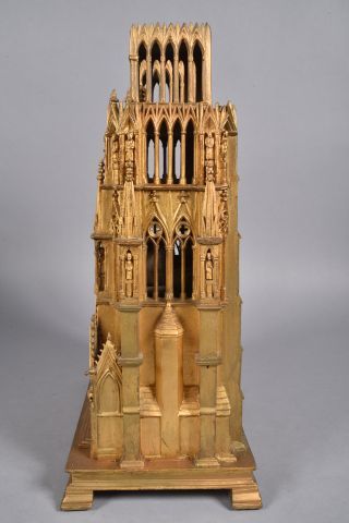 null Pendule dite "à la cathédrale de Reims" en bois doré, le cadran annelé émaillé...