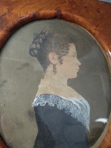 null "Portrait de femme de profil au châle en dentelle". Miniature peinte sur papier...