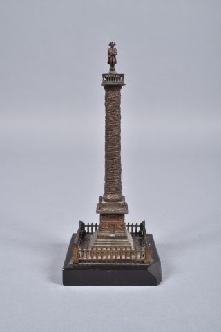 null Colonne Vendôme en bronze à patine mordorée, surmontée d'une statue de l'Empereur...