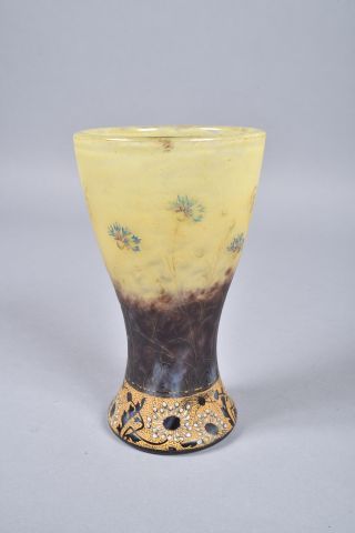 null DAUM Nancy. Rare vase en verre multicouche à décor dégagé à l'acide à décor...