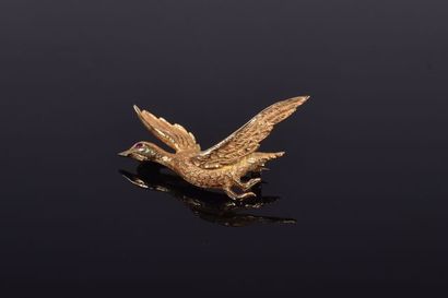 null Broche “oiseau” en or jaune (750 millièmes) à décor de chasse probablement un...