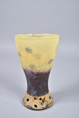 null DAUM Nancy. Rare vase en verre multicouche à décor dégagé à l'acide à décor...