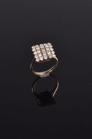 null Bague carrée pavée de 25 diamants de taille brillant sur or gris (750 millièmes)....