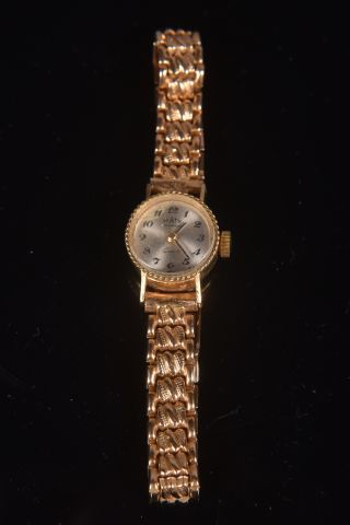 null Petite montre bracelet de dame en or jaune, cadran métallique à chiffres arabes...