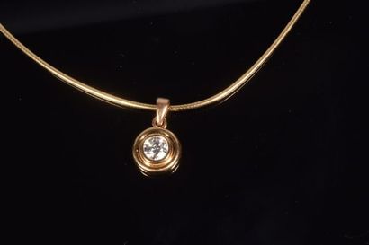 null Ensemble pendentif et son câble en or jaune (750 millièmes) serti d’un diamant...