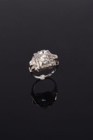 null Bague joaillerie « Art Déco » en platine (850 millièmes) centrée de deux diamants...
