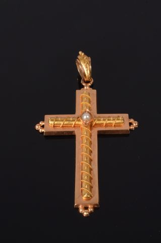 null Pendentif en forme de croix en or rose et or jaune à décor de filigranes entrelacés,...