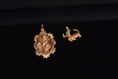 null Lot de 2 pendentifs :

Un médaillon sans verre intérieur à décor de fleurs et...