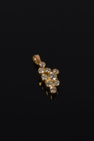 null Pendentif stylisant une grappe en or jaune (750 millièmes) sertie de diamants...