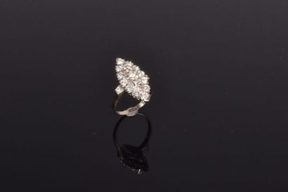 null Bague marquise en or gris (750 millièmes) sertie de diamants de taille brillant...