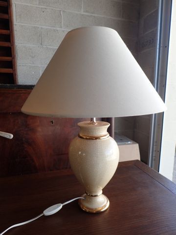 null Lampe en céramique émaillée crème et dorée craquelée. Vers 1930. (H. (vase seul)...