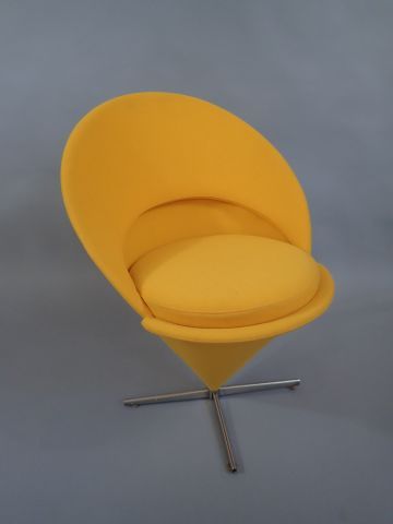 null Verner PANTON (1926-1998). Fauteuil pivotant « Cone chair » reposant sur un...