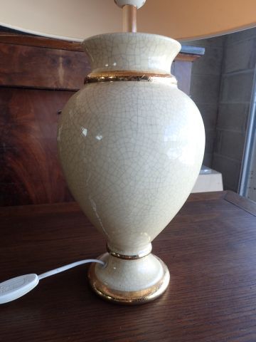 null Lampe en céramique émaillée crème et dorée craquelée. Vers 1930. (H. (vase seul)...