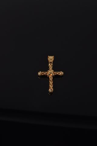 null Pendentif en forme de croix en or jaune à décor torsadé. Poids : 2,7 g. (H....
