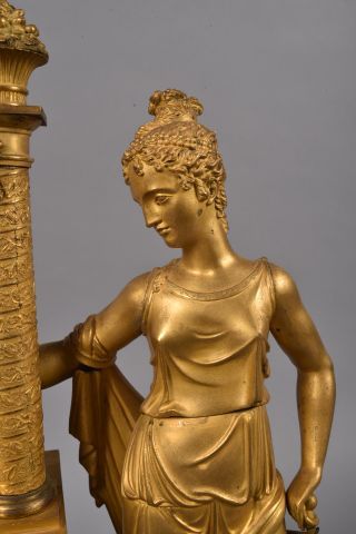 null Pendule en bronze doré à décor d'une femme vêtue et coiffée à l'antique, allégorie...