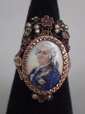 null Bague Louis XVI or rose 18K et argent centrée d'une miniature ovale sur porcelaine...