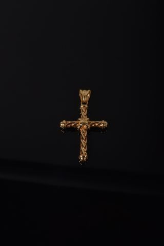 null Pendentif en forme de croix en or jaune à décor torsadé. Poids : 2,7 g. (H....