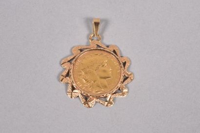 null Pièce de 20 francs or 1911 Coq montée en pendentif à décor rubanné en or jaune...