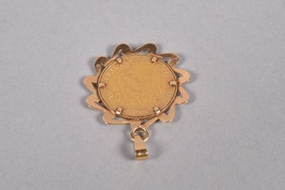 null Pièce de 20 francs or 1911 Coq montée en pendentif à décor rubanné en or jaune...
